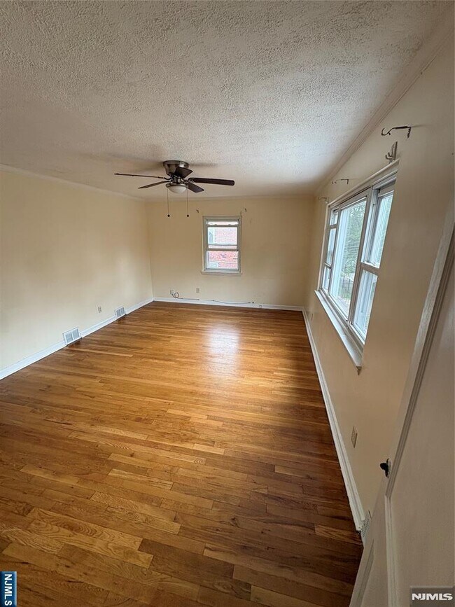 Building Photo - 138 Midland Pl