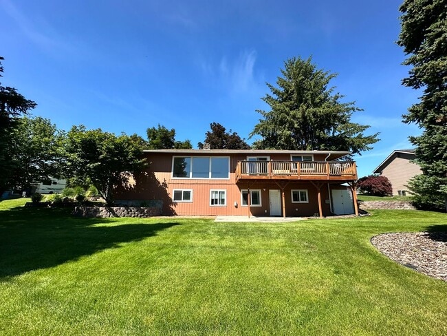 Building Photo - Stunning 3 Bedroom and 3 Bathroom Home, La...