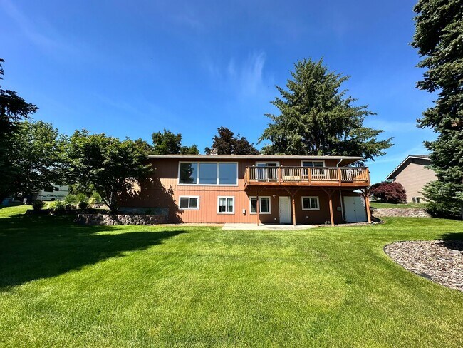 Building Photo - Stunning 3 Bedroom and 3 Bathroom Home, wi...