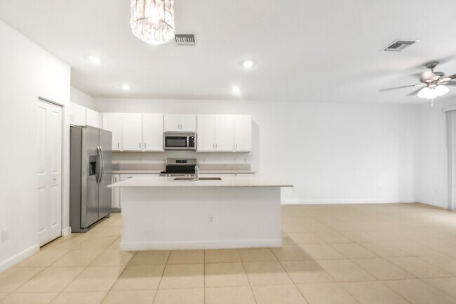 Building Photo - 4519 Hollister Ave