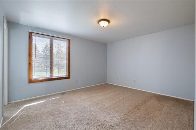 Building Photo - 16 Wheatfield Dr