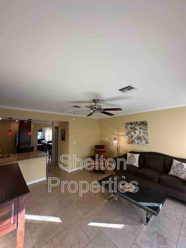 Building Photo - 2026 N Laurel Ave