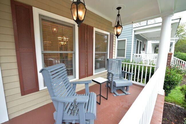 Building Photo - Walk to Naval Hospital! Beautiful Home, Gr...