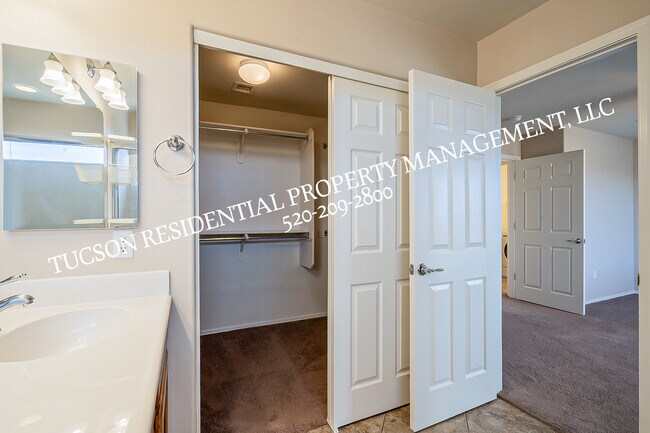 Building Photo - 6012 S Meadow Breeze Dr