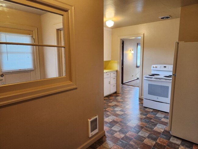 Building Photo - Cozy 2 Bedroom Duplex With Detached Garage