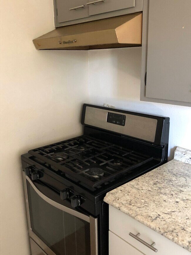 Building Photo - 2554 N Park Ave