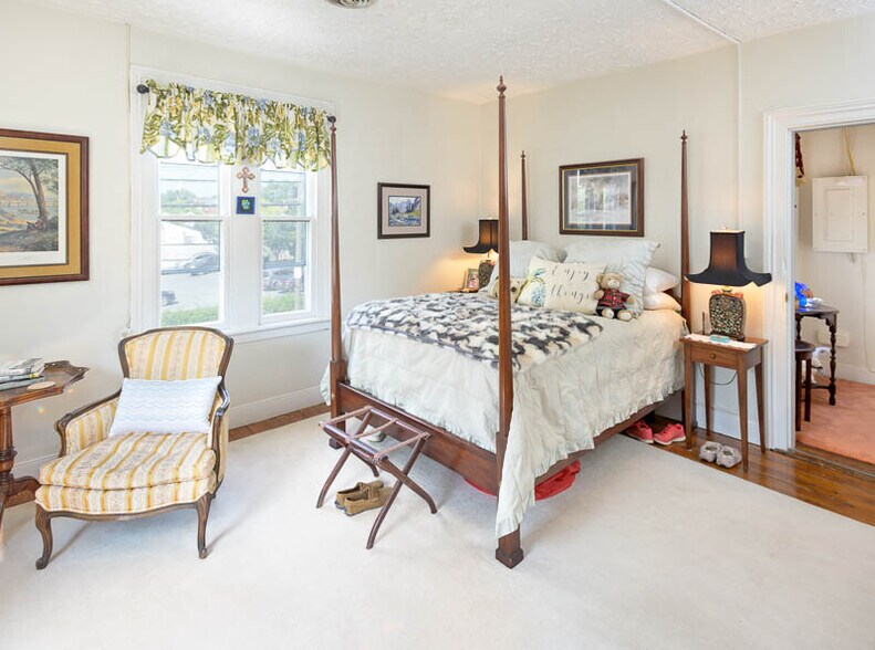 Building Photo - 214 W South St