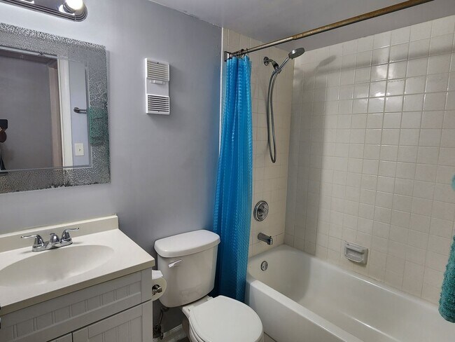 Building Photo - Spacious 2/2 condo