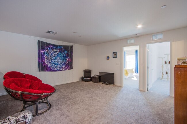 Building Photo - 2 Story Townhouse in Gated Community! Comi...