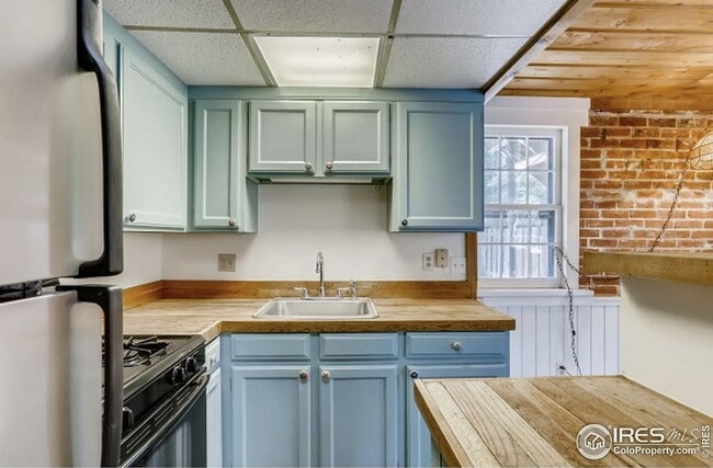 Building Photo - Charming Historic Carriage Home Steps from Pearl Street - Boulder Living at Its Finest!