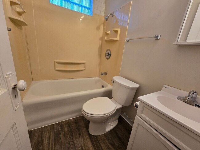 Building Photo - 1308 N Main St