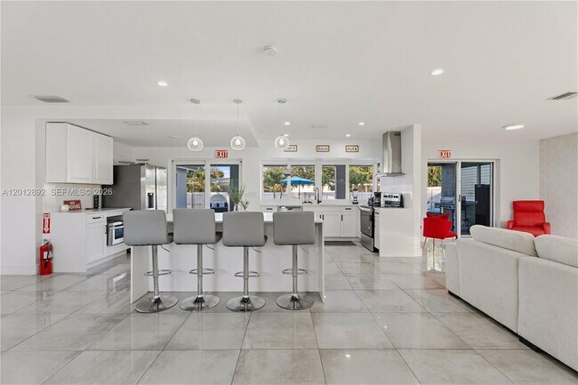 Building Photo - 632 S Crescent Dr