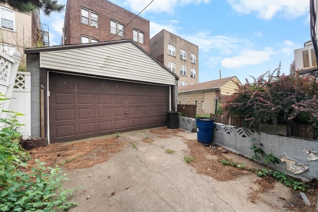 Building Photo - 172 W 49th St