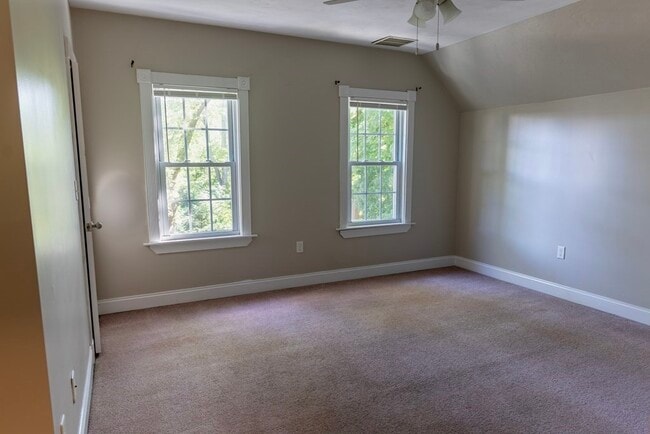 Building Photo - 198 School St