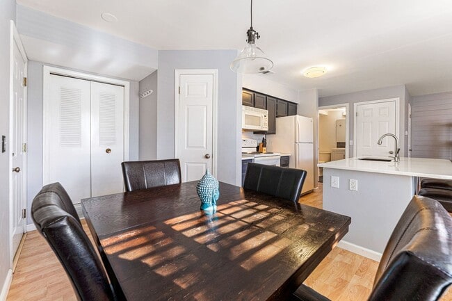 Building Photo - Updated 1 BDR with loft in Gunbarrel