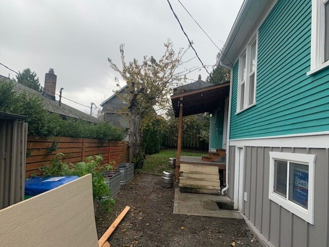 Building Photo - Classic Updated Bungalow.  2 bed with flex...