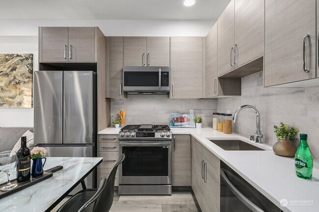 Building Photo - Modern 2 bed 2 bath town house available for move NOW