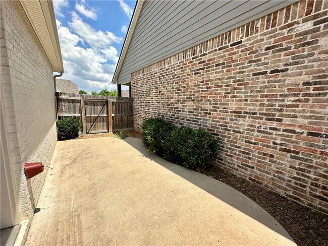 Building Photo - "Charming Fayetteville Home: 3 Bed, 3 Bath, 1709 Sq Ft with Granite & Hardwood Elegance!"