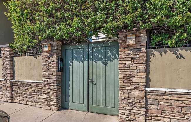 Building Photo - $2,450 - 1 Bed / 1 Bath Charming Condo in Hillcrest