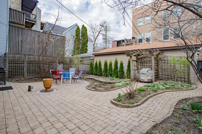 Building Photo - 622 W Briar Pl