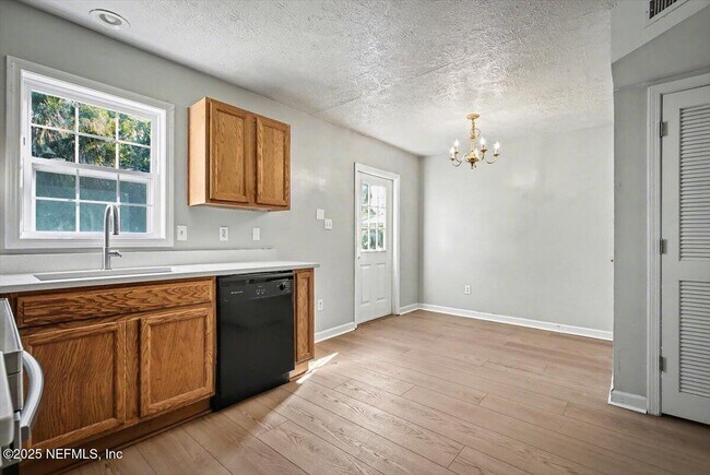 Building Photo - 1217 Clock St