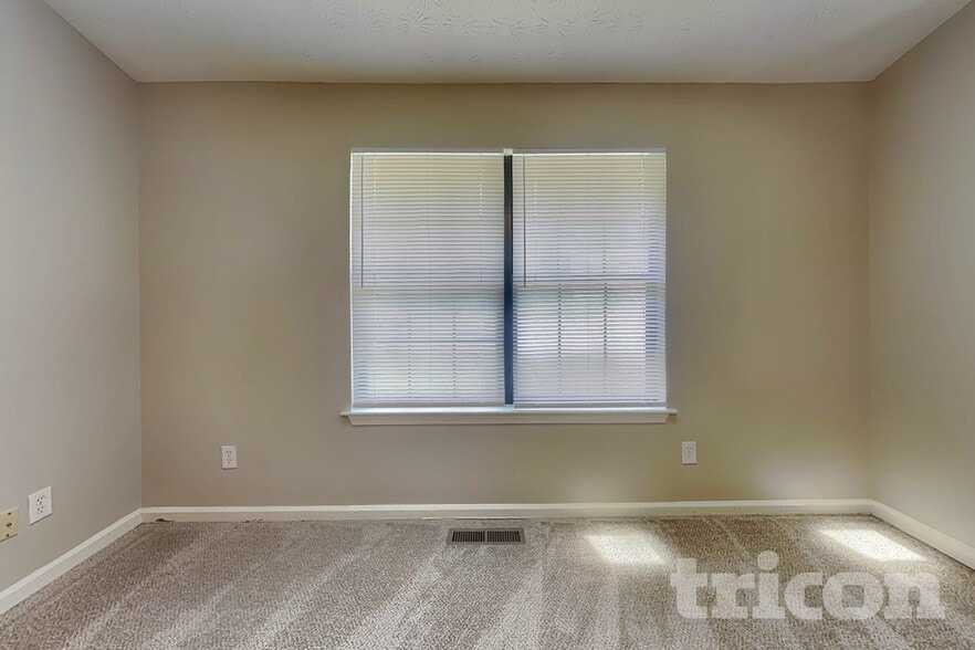 Building Photo - 1515 Olde Oak Dr