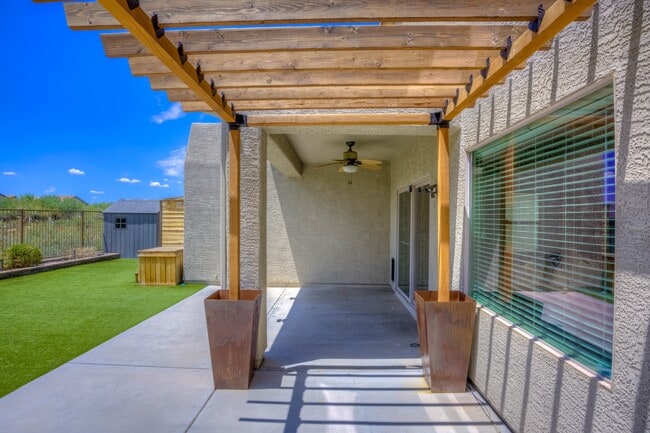 Building Photo - 6028 S Meadow Breeze Dr