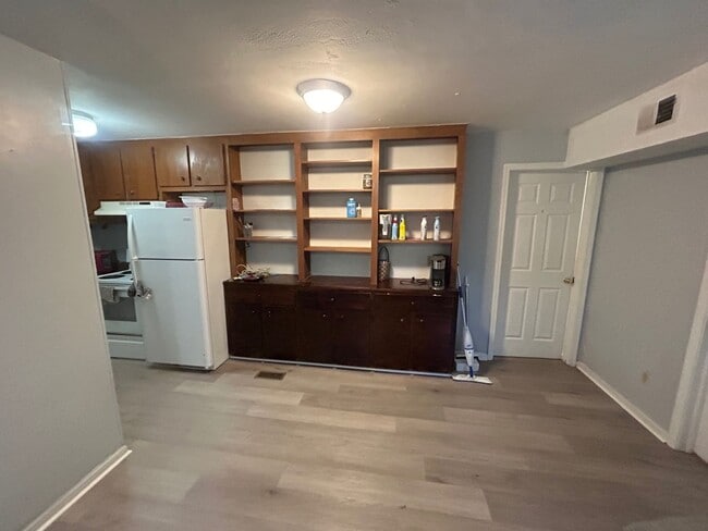 Building Photo - 2-bedroom, 1-bathroom home located in the heart of Columbia!