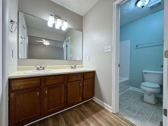 Building Photo - Beautiful Three Bedroom Home!