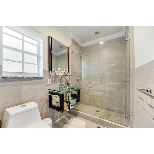 Building Photo - 140 N Hibiscus Dr