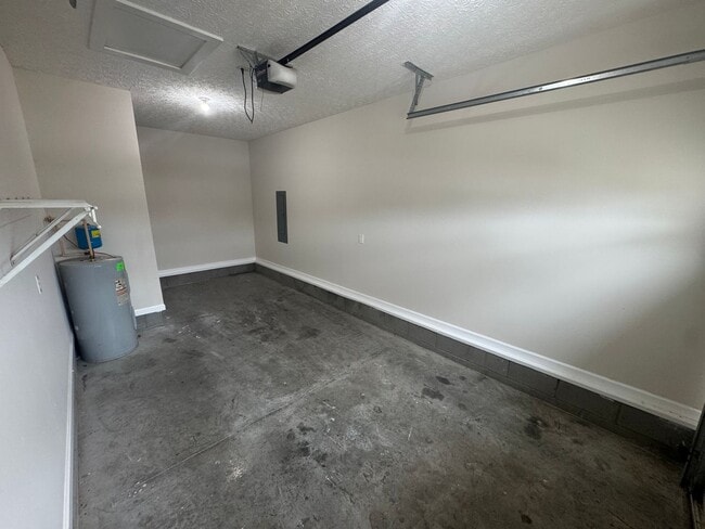 Building Photo - Spacious 3 bedroom, two bathroom home clos...