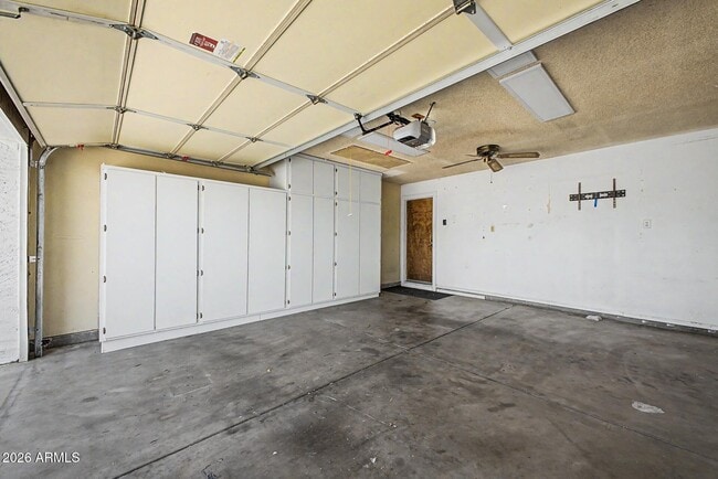 Building Photo - 855 W Lindner Ave