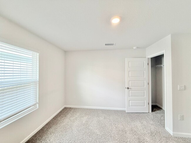 Building Photo - Spacious 4-Bedroom Home - Community Pool