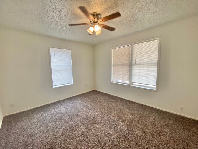 Building Photo - AVAILABLE SOON - 2 bed 1 bath near TEXAS T...