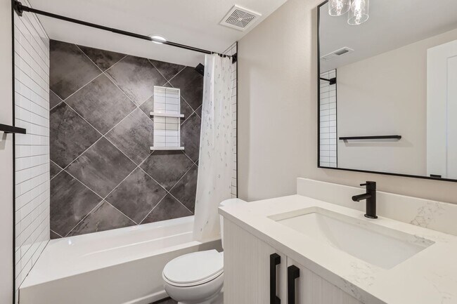 Building Photo - Stunning 3-Bedroom, 3.5-Bathroom Townhouse...