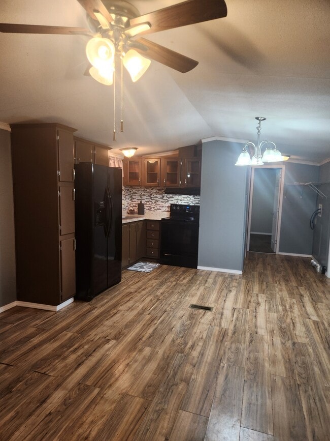 Building Photo - 7310 Pineview Dr