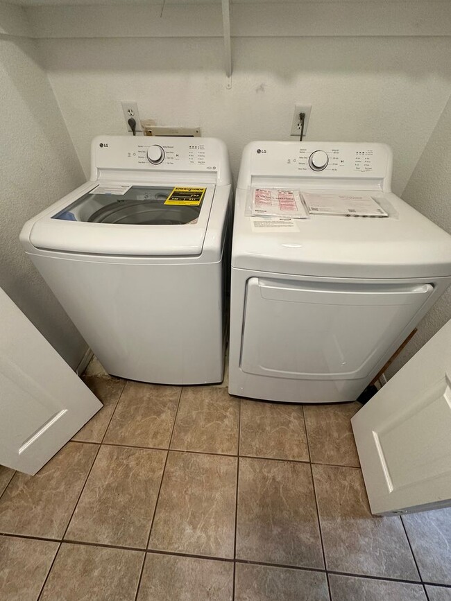 Building Photo - NEWLY REMODELED 2 BEDROOM 2 BATH