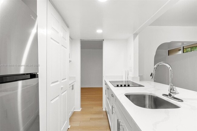 Building Photo - 15007 Coconut Ct