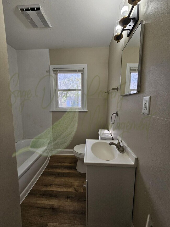 Building Photo - BEAUTIFUL FLOORING!!!