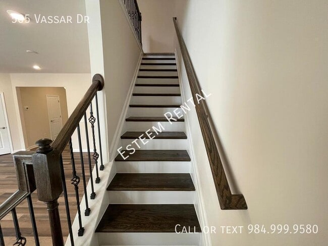 Building Photo - 505 Vassar Dr