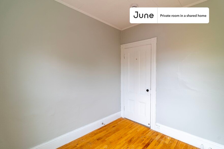 Building Photo - Room in Shared 4 bed/1 bath home