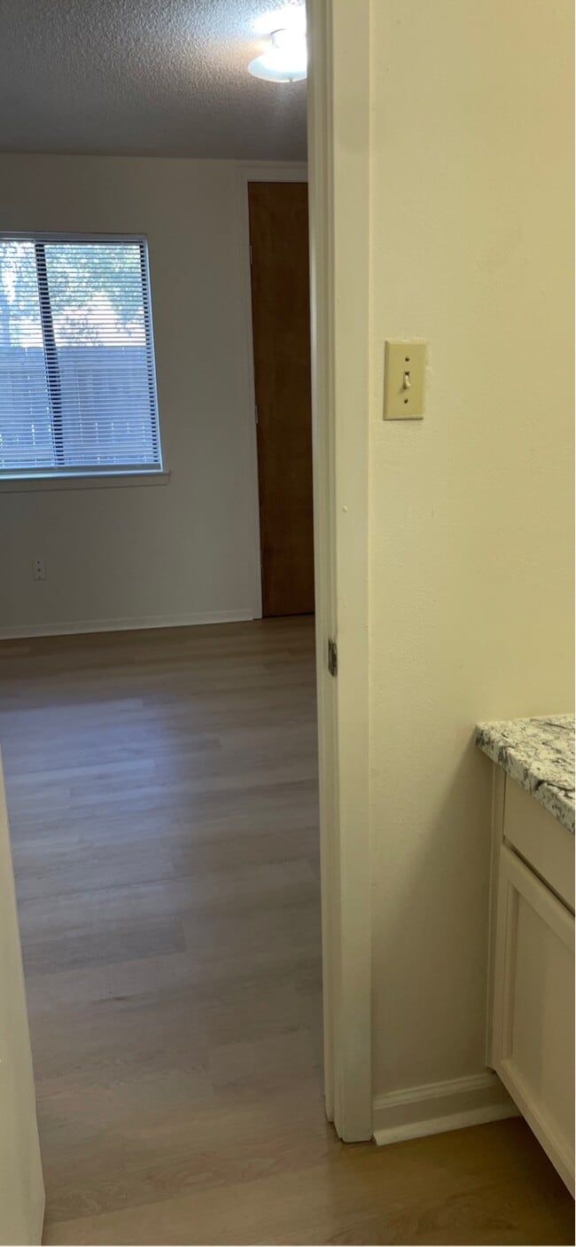 Building Photo - 401 Shadow Oaks Dr