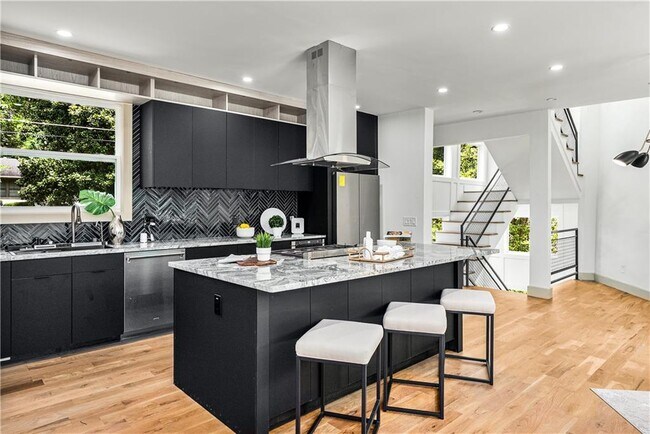 Building Photo - 335 Eureka Dr NE