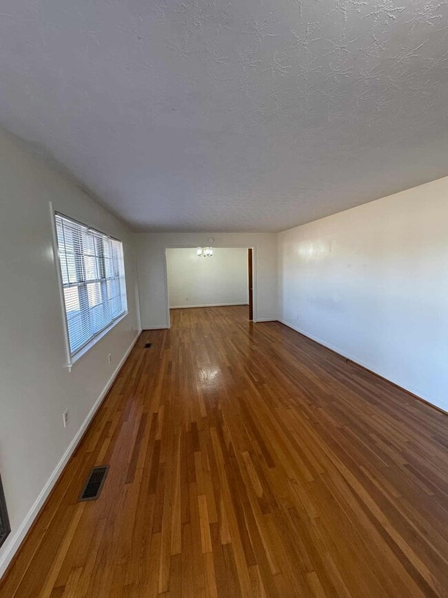 Building Photo - Beautiful 3 Bedroom and 2 Bath House