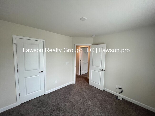 Building Photo - Upscale and Spacious Daleville Townhome