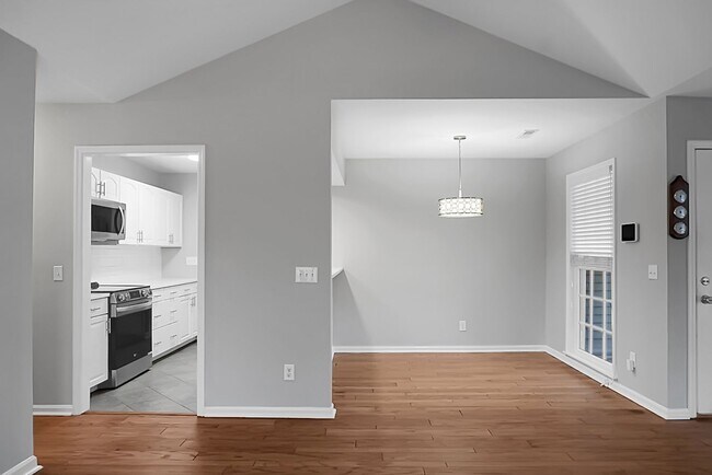 Building Photo - **$500 Off First Months Rent** Charming 3 Bedroom 2 bathroom ready for you to call home!