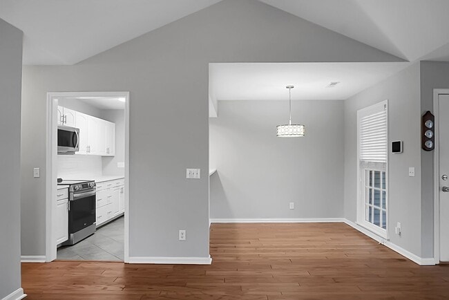 Building Photo - Charming 3 Bedroom 2 bathroom ready for you to call home!