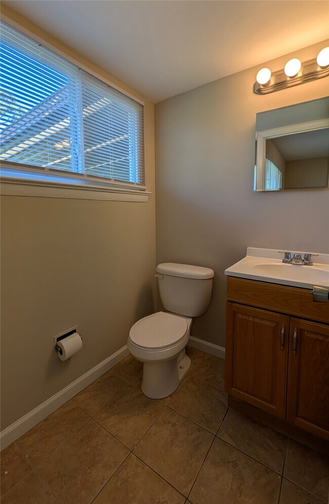 Building Photo - 3356 Clemens Dr