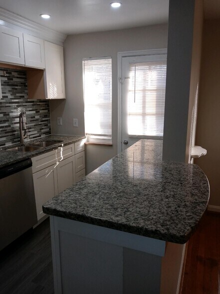 Primary Photo - 6605 Chestnut St