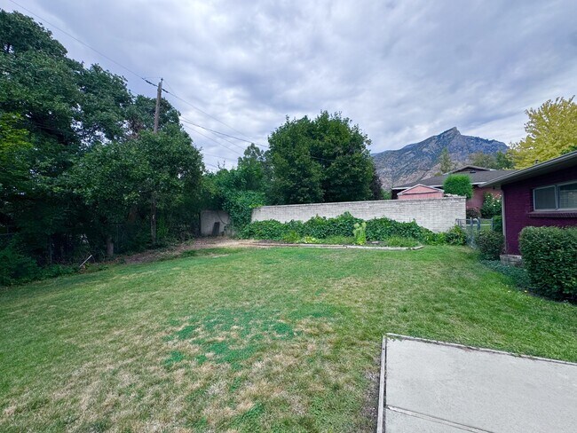 Building Photo - 501 E Sumac Ave